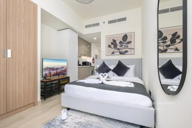Large Balcony Studio 10 Minutes From Dubai Mall