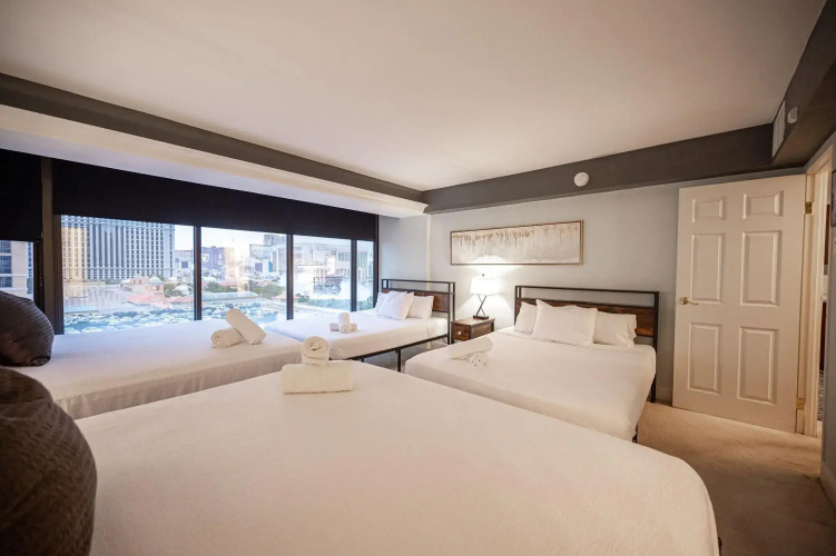 Stay together on the strip - 6 comfy beds w/view!