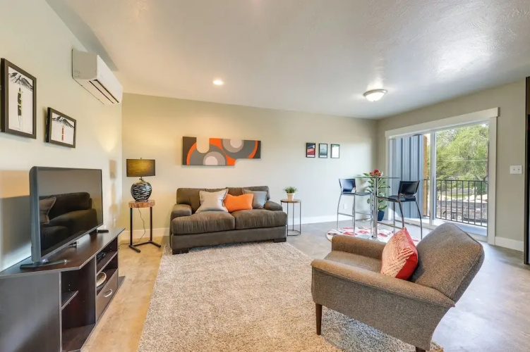 Modern Apt - 7 Mi to St. Anthony Sand Dunes!