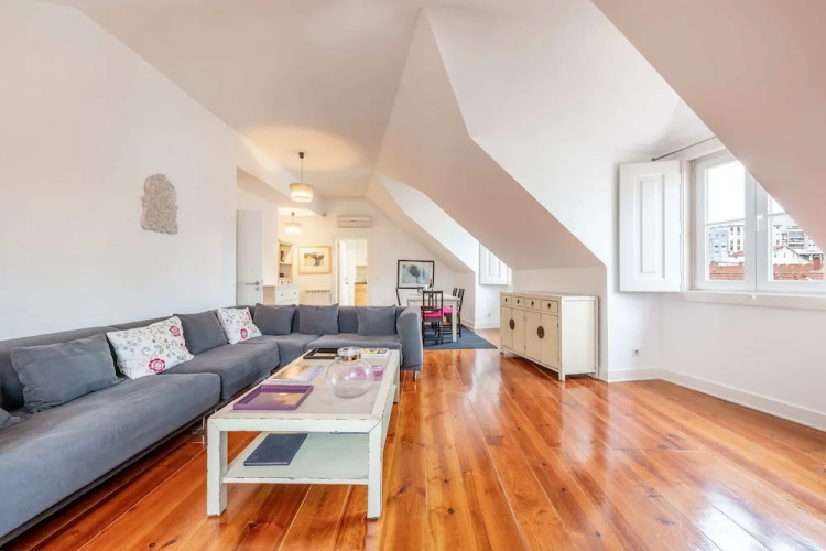 Rustic-style Apt Near Bairro Alto