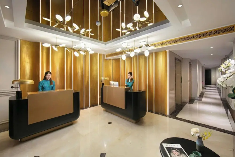 Le Premier Hotel & Rooftop Bar
