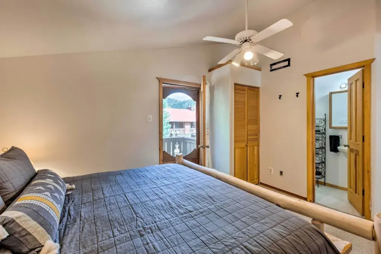 Cozy Red River Alpine Condo w/ Mountain Views