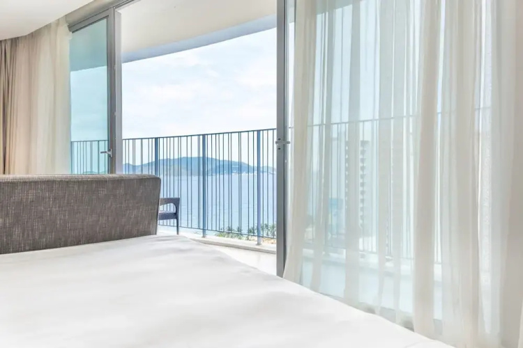 LYN Panorama Beachfront Studio