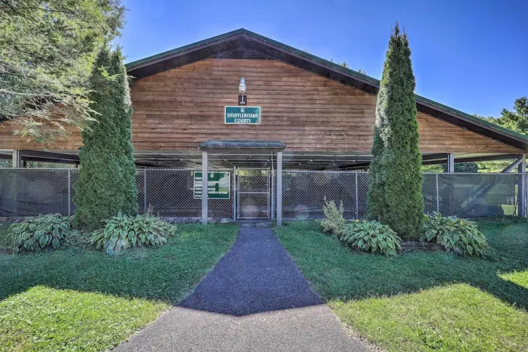 Dog-friendly Newland Cabin w/ Deck + Lake Access!
