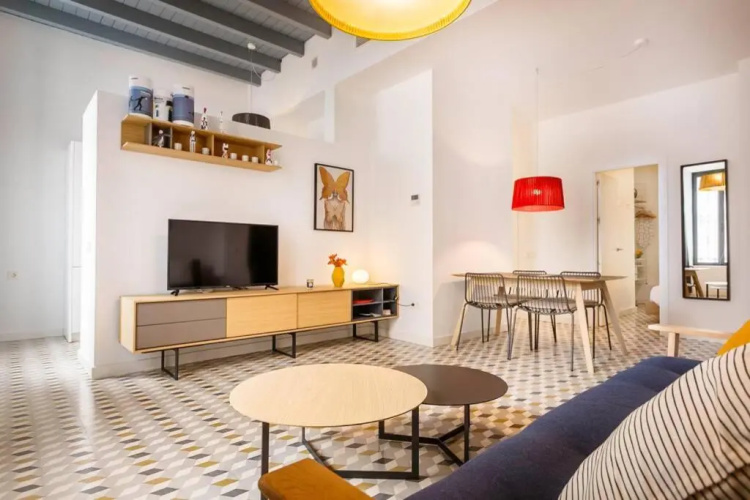 Pop Art, 2BD ground Central Apartment