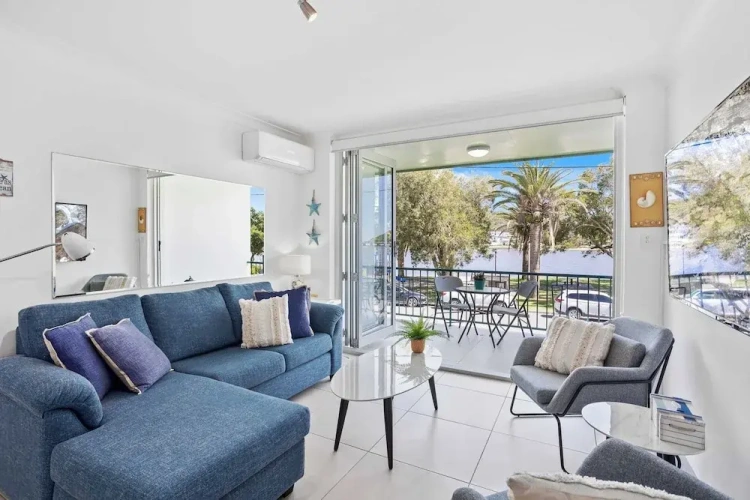 2 Bedrooms Apartment with balcony and with water view