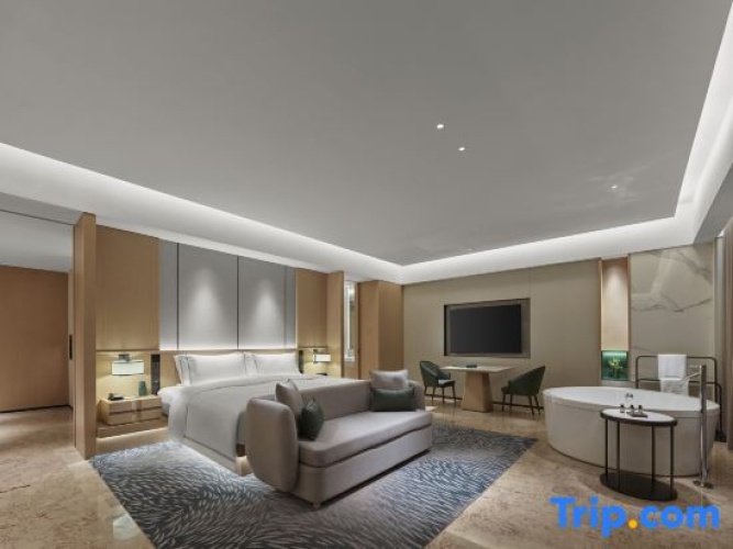 Deluxe Family Suite with lake view
