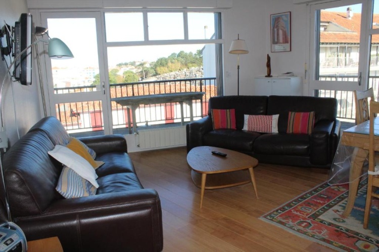 3 Bedrooms Apartment