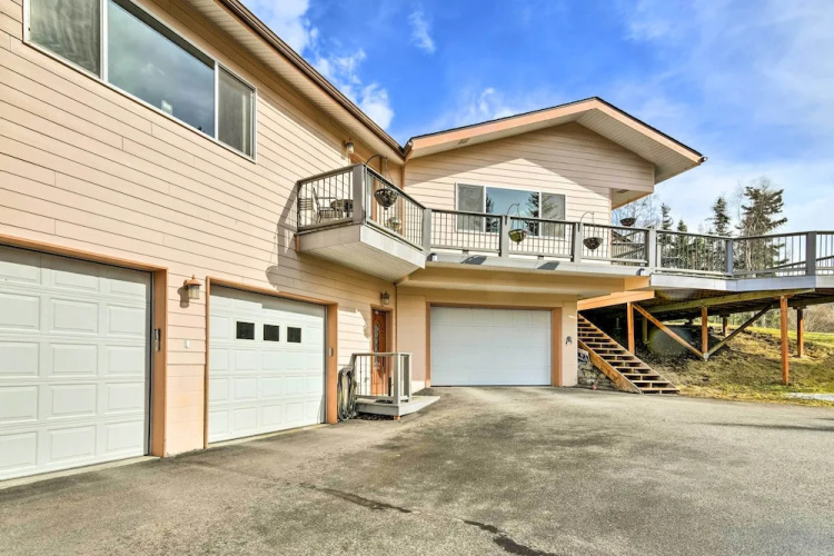 Hillside Anchorage Home by Hiking & Biking Trails!