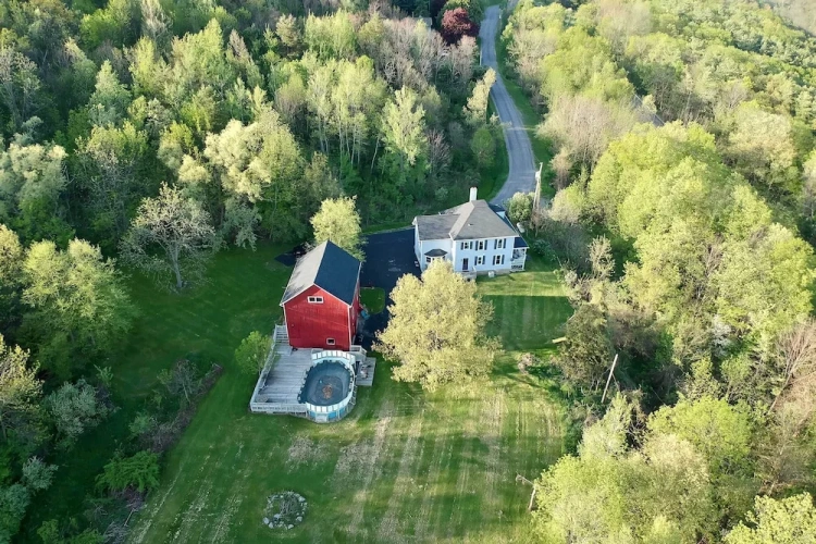 5 Bedrooms Cottage
