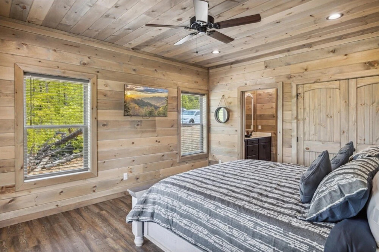 Southern Comfort 5 Bedroom Cabin by RedAwning