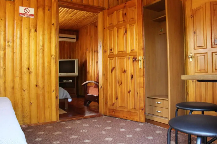 Hotel-complex Mizh Triokh Ozer