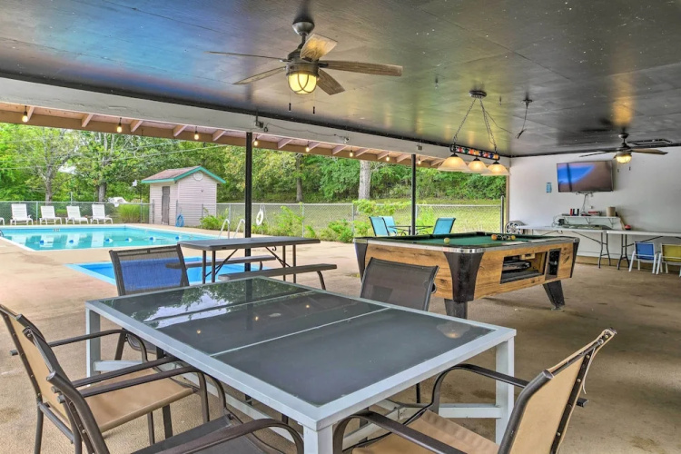 Lakeside Reeds Spring Home w/ Pool Access & Deck!