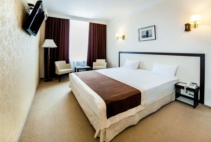 Corona Hotel & Apartments