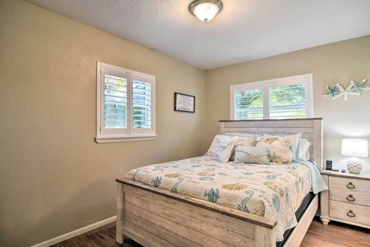 Beach-style Getaway w/ Lanai ~ 4 Mi to Beaches!