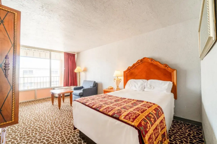 Castle Inn & Suites