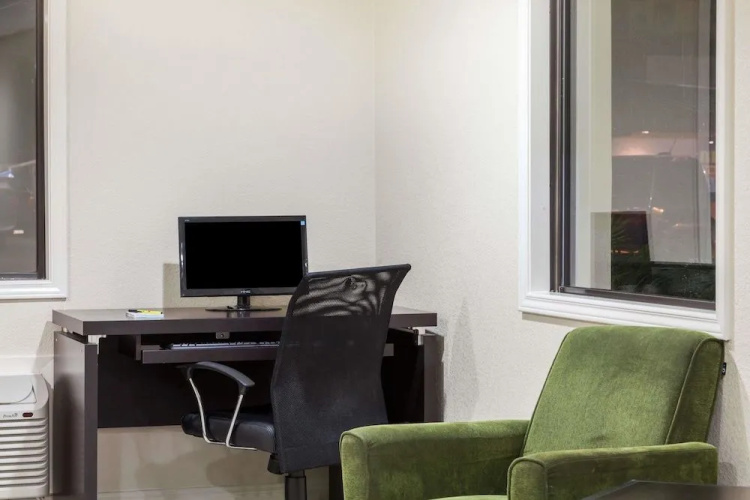 Super 8 by Wyndham Buffalo