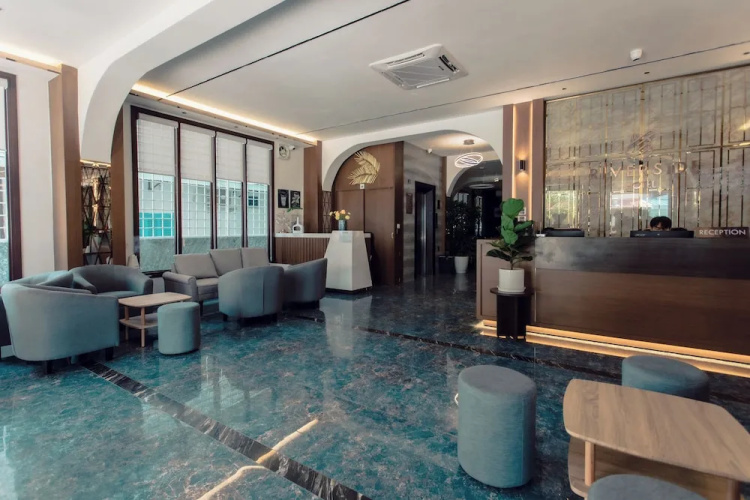 Riverside Hotel