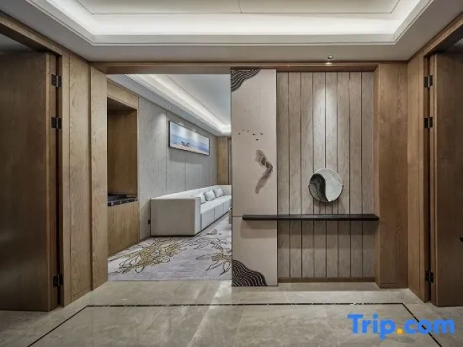 Deluxe Double Suite with lake view