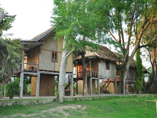 Bungalow with river view