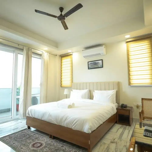 Spacious Executive Suite With Bathtub Balcony