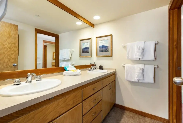 1483 Lakeside 1 Bedroom Condo