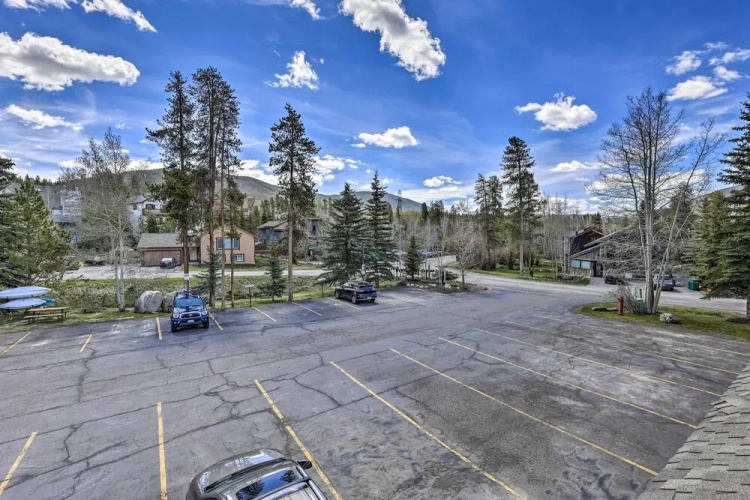 2 Mi to Lake Dillon: Spacious Condo w/ Mtn Views