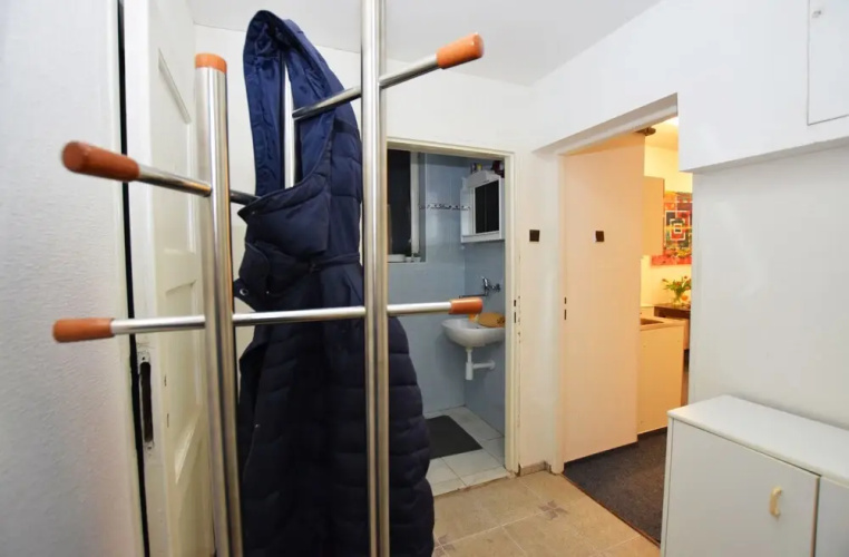 Top Location Economy Studio