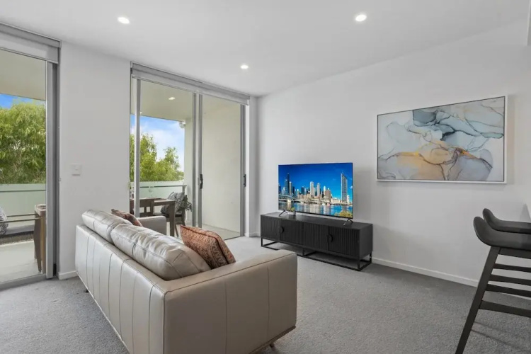 Sleek 2-bed With Balcony and Communal BBQ Area