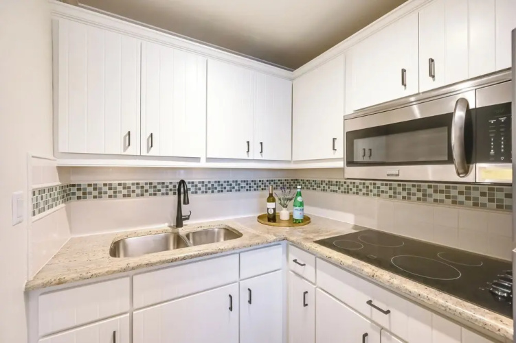 Updated Dtwn Naples Condo: Across From Beach!