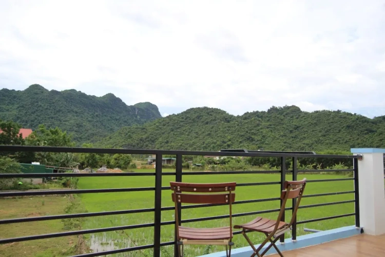 Standard Quadruple Family room with balcony and with mountain view