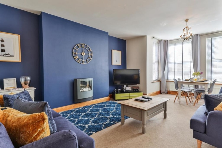 2 Bedrooms Apartment