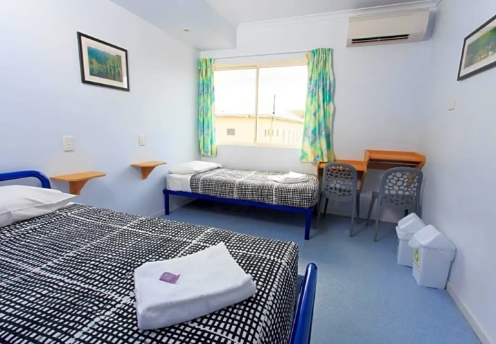 Sextuple room