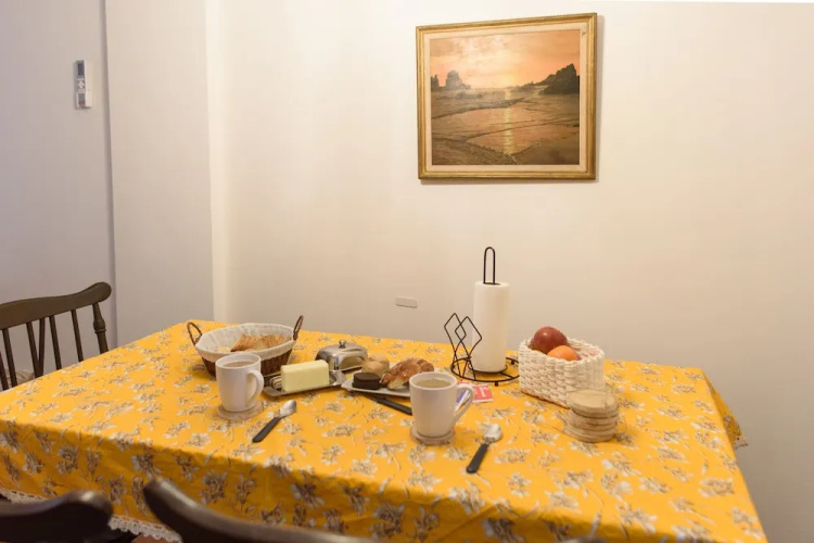 Cosy Local Artist's Flat, Central Location, Fully Equipped