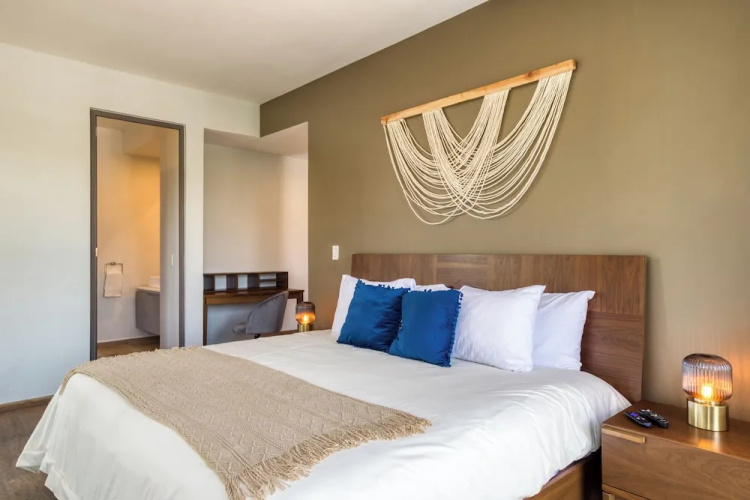 Chic PH Haven with rooftop By Tasman