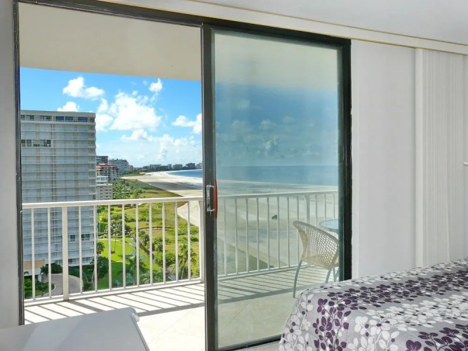 Sun-bright Beachfront Condo With Pool/tennis Courts