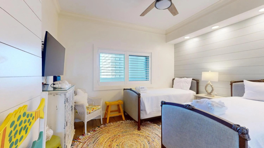 Beach Manor 1004