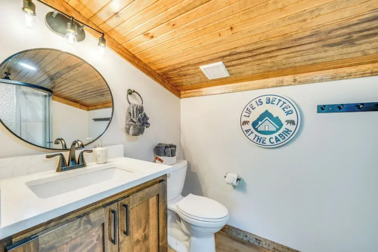 Broken Bow Cabin ~ 5 Mi to State Park w/ Hot Tub!