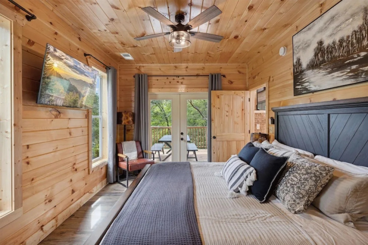 Chasing The Son Cabin 3 Bedroom Cabin by RedAwning