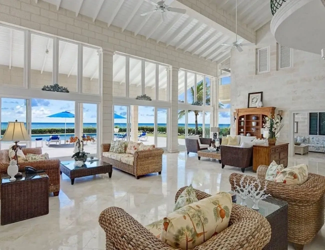 6 Bedrooms Villa