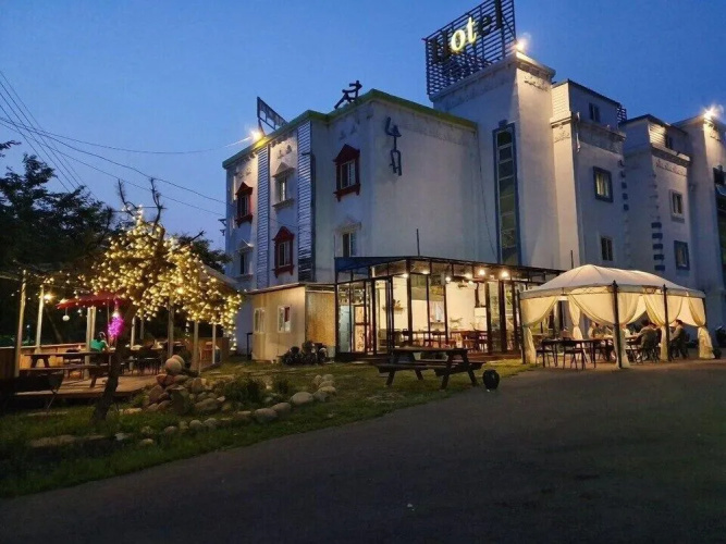 Hole in one Hotel