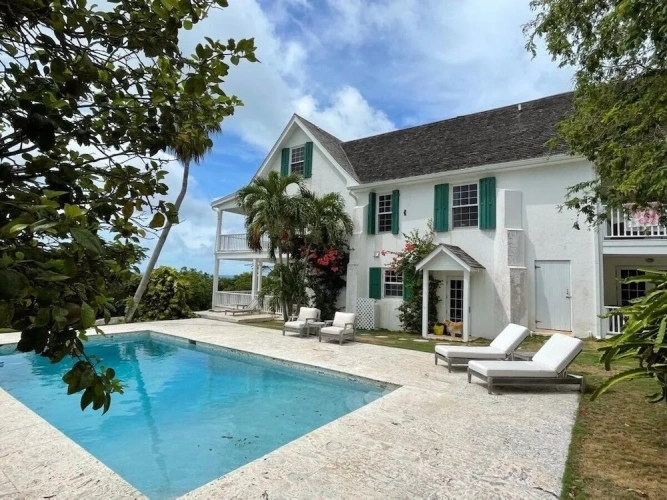 5 Bedrooms Villa