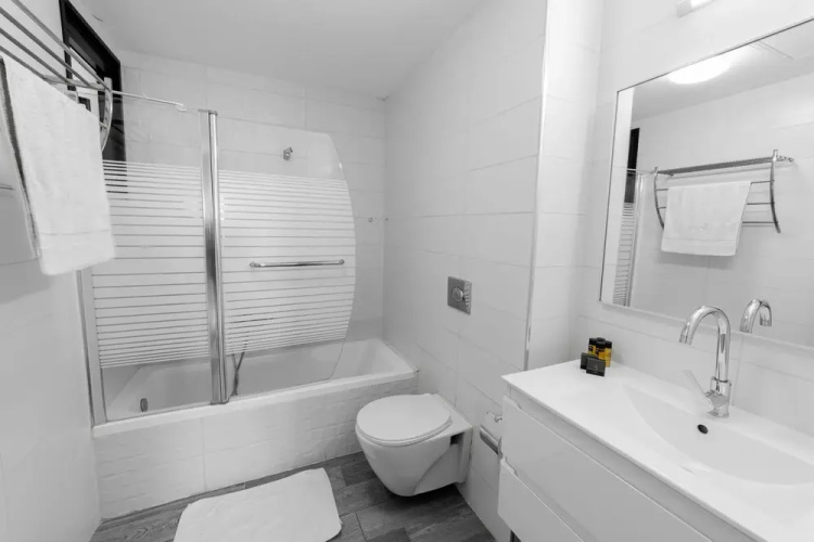 Sea-Side 4 Br Apt With Gym