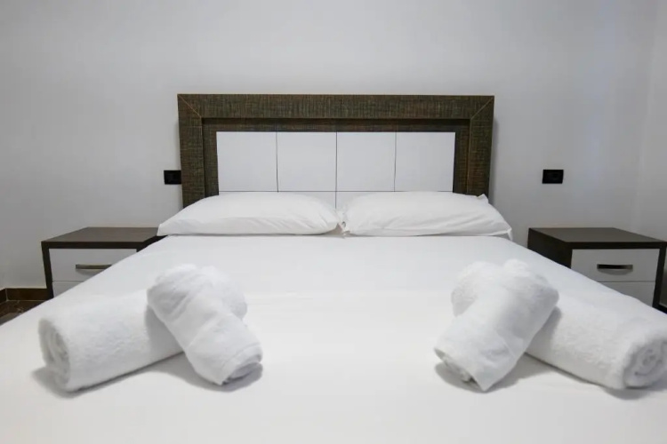 The Peak Hotel & Lounge