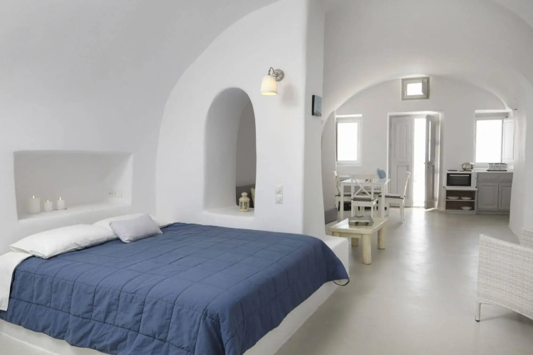 Liakada Oia Suites