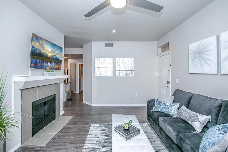 Executive King, Close to Shops, Dining, Golf w Parking 1064