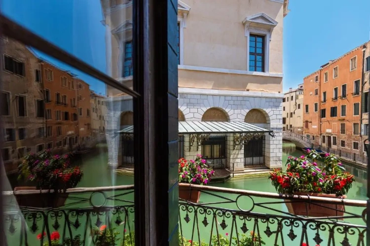 Superior Double room with balcony and with canal view