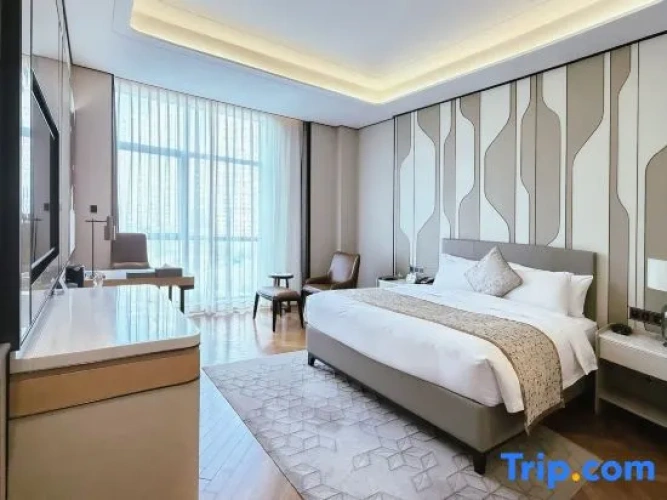 2 Bedrooms Standard Family room with city view