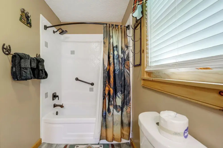 Return to Eden Cabin w/ Hot Tub: 4 Mi to Dollywood