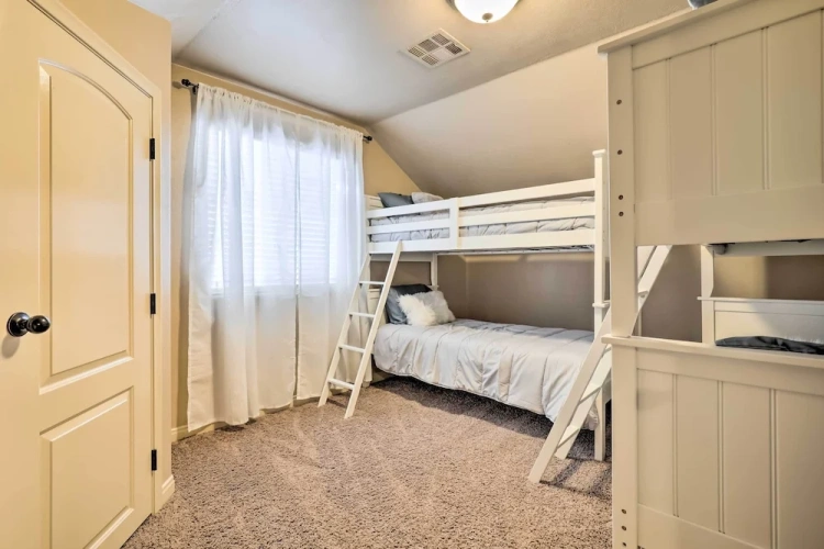 5 Bedrooms Cottage